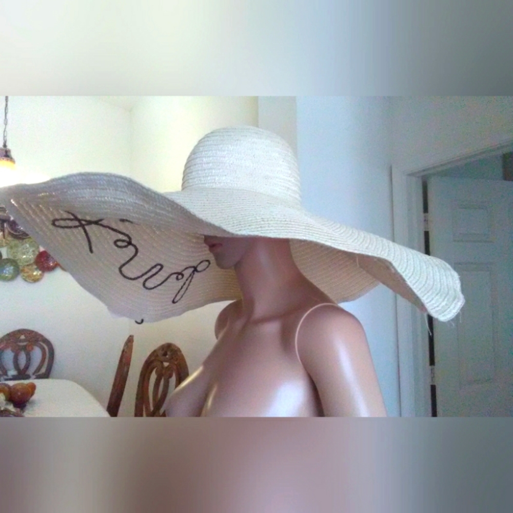 BNWT HUGE BRIM HAT BY ODIVA ( DO NOT DISTURB) BEIGE STRAW WOVEN